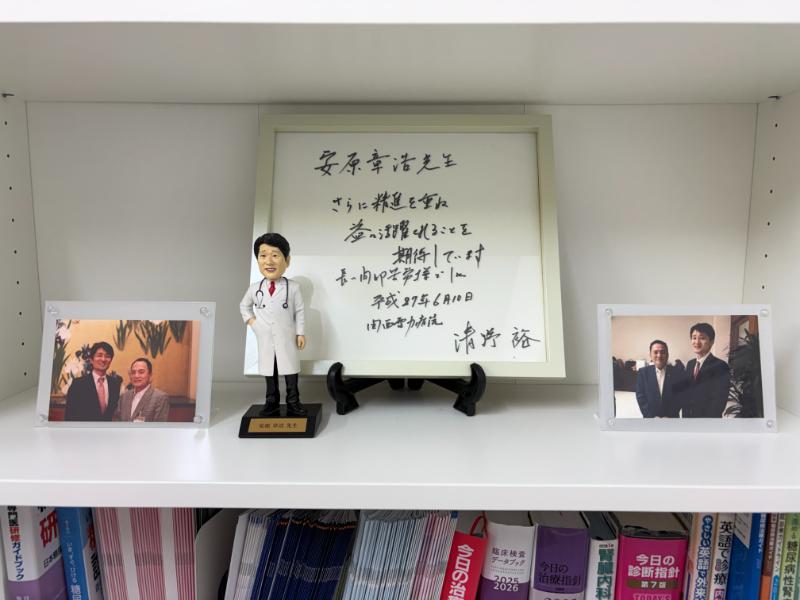 診療室に大事に飾っています。 （左から2015年6月の写真、清野裕総長からの色紙、2025年11月の写真）